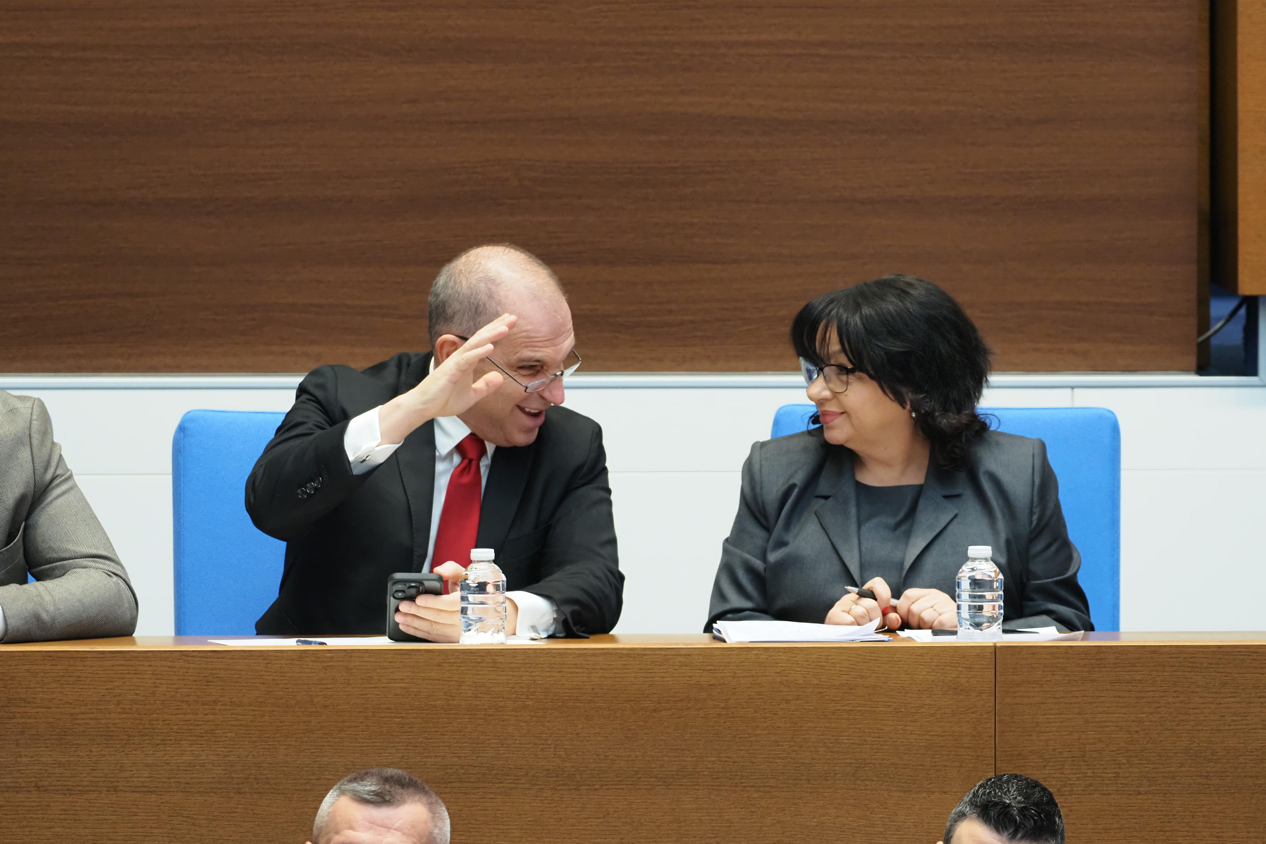 <p>Близо 4 часа дебати по шестия вот на недоверие срещу кабинета "Желязков"</p>