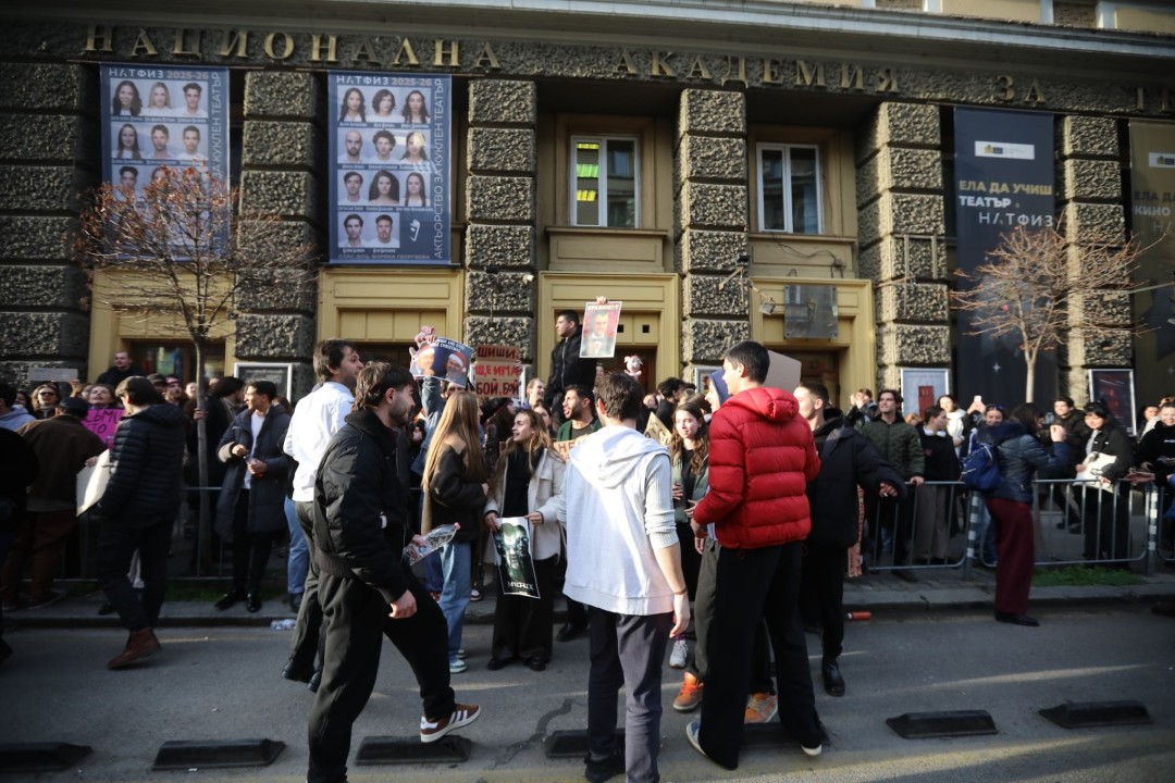 <p>В ранния следобед в сряда студенти от НАТФИЗ започнаха да се събират пред сградата на учебното заведение на антиправителствен протест.</p>