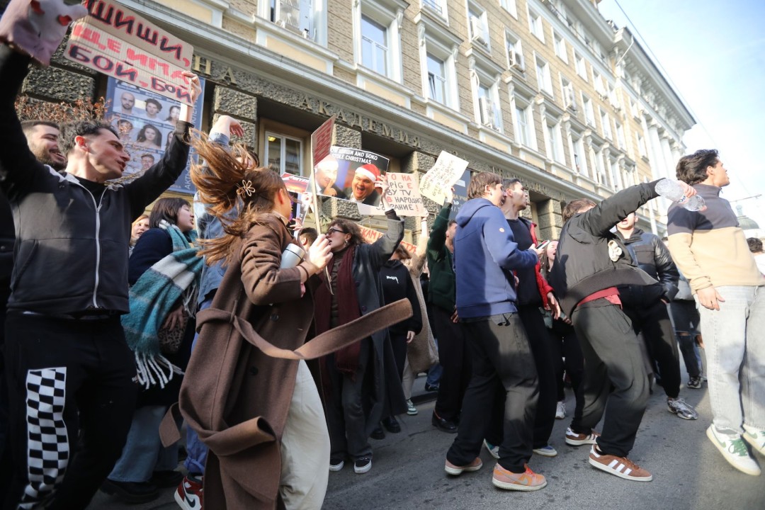 <p>В ранния следобед в сряда студенти от НАТФИЗ започнаха да се събират пред сградата на учебното заведение на антиправителствен протест.</p>