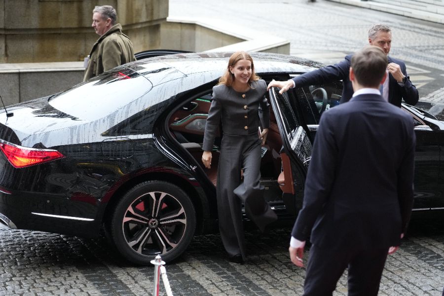 <p>Дъщерята на Мария Корина Мачадо прие Нобеловата награда за мир от нейно име.</p>