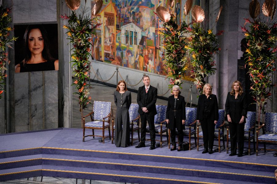 <p>Дъщерята на Мария Корина Мачадо прие Нобеловата награда за мир от нейно име.</p>