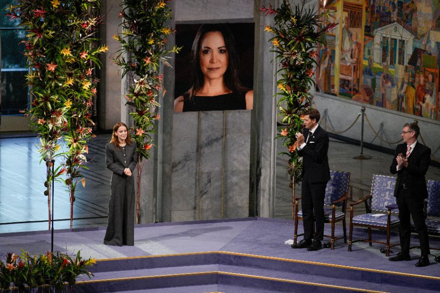 <p>Дъщерята на Мария Корина Мачадо прие Нобеловата награда за мир от нейно име.</p>