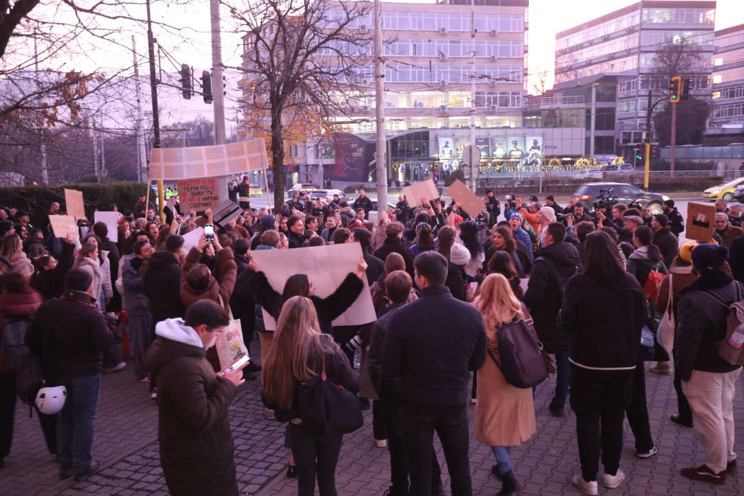 <p>Студенти от различни университети се събраха пред Софийския университет &bdquo;Св. Климент Охридски&ldquo; на "протестна акция против мафията". Събитието е организирано от Обединение "Студенти против мафията" във Фейсбук.</p>