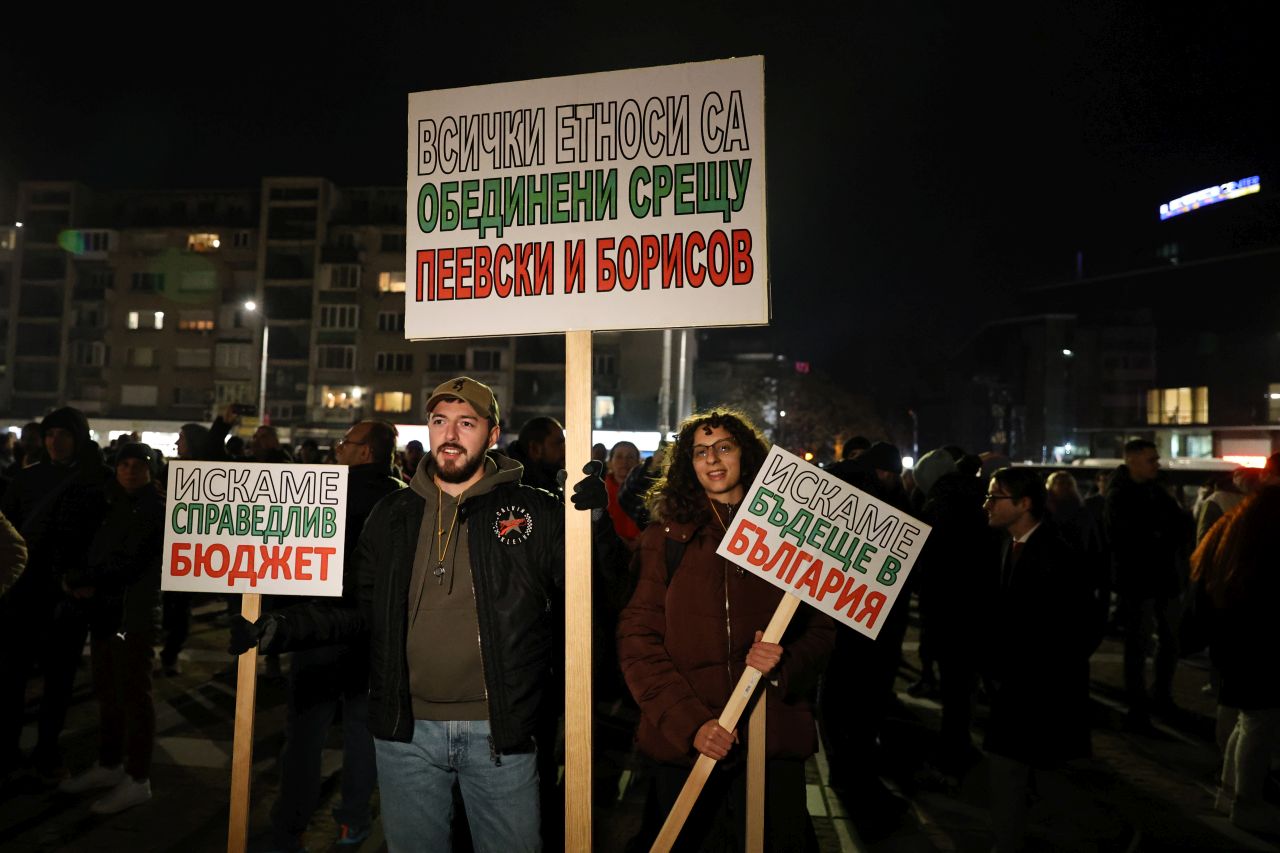 <p>Пловдивчани се събраха на протест на площад "Съединение" в града с искане за оставка на правителството и политики, които служат на хората, а не на задкулисни сделки. Недоволни граждани издигнаха плакати с плакати с надписи "всички етноси са обединени срещу Пеевски и Борисов", "Искаме бъдеще в Българи", "Мафията вън", "Оставка" и изпълниха площадното пространство и бул. "Шести септември".</p>