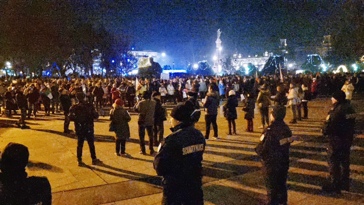 <p>Протест с искания за оставка на правителството има пред сградата на Съдебната палата в Русе</p>