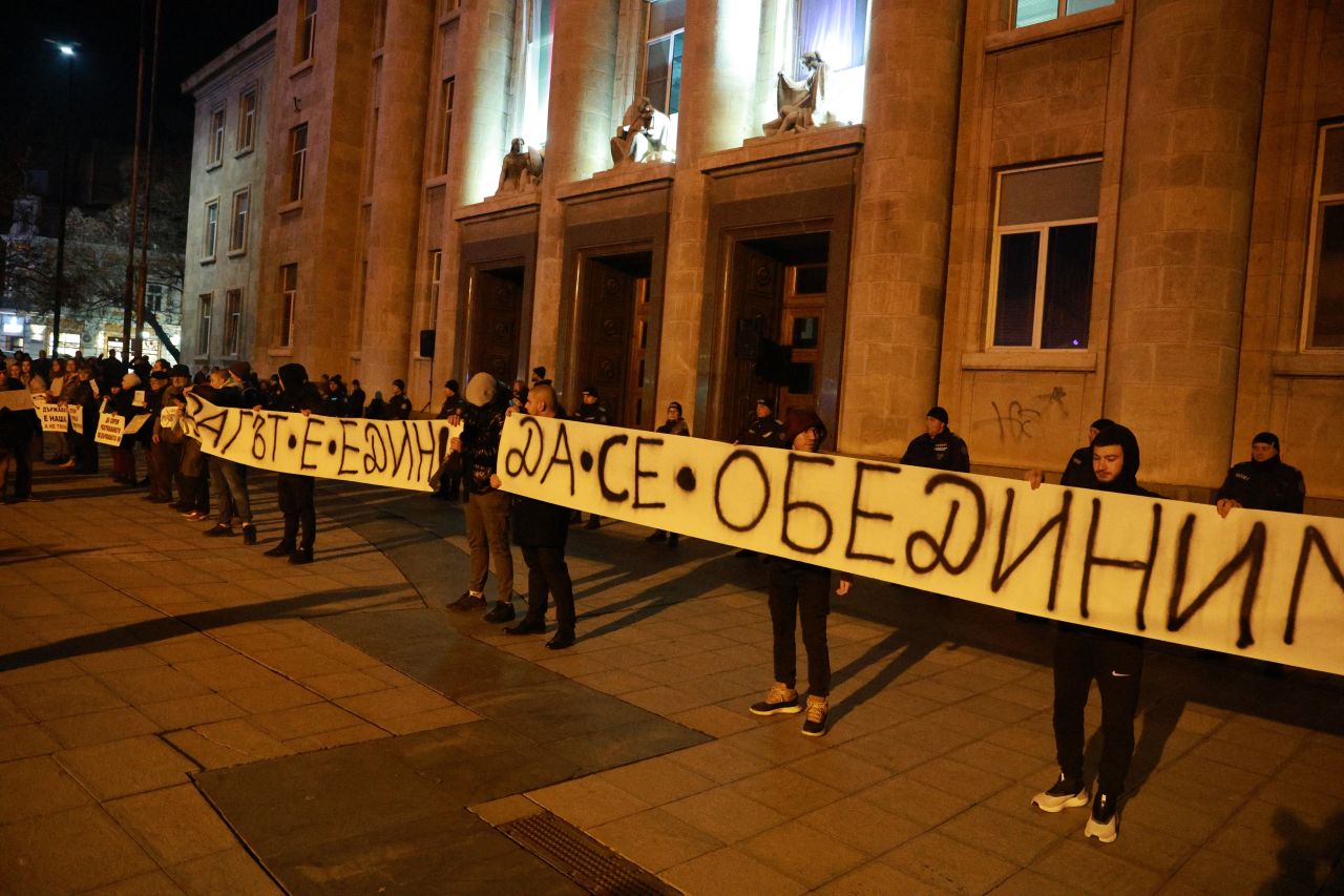 <p>Протест с искания за оставка на правителството има пред сградата на Съдебната палата в Русе</p>