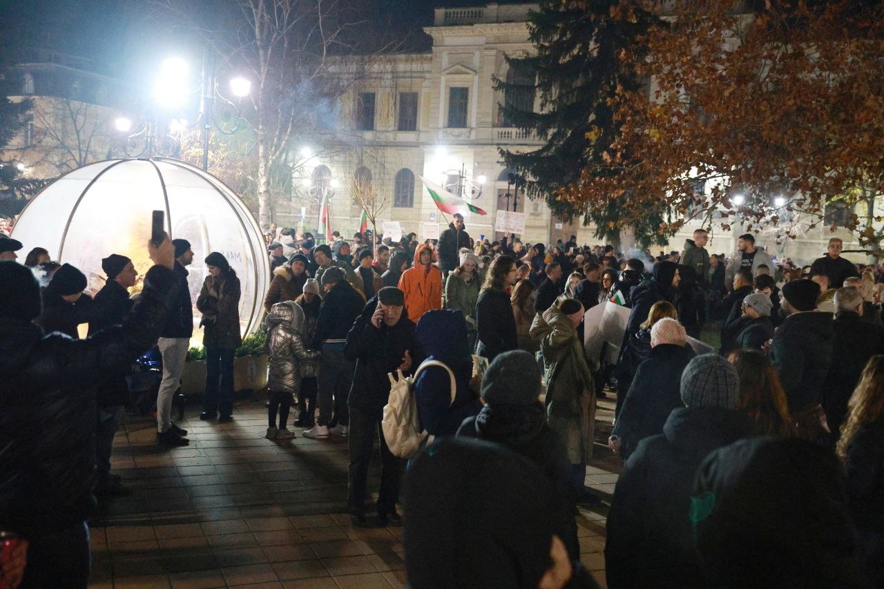 <p>Протест с искания за оставка на правителството има пред сградата на Съдебната палата в Русе</p>