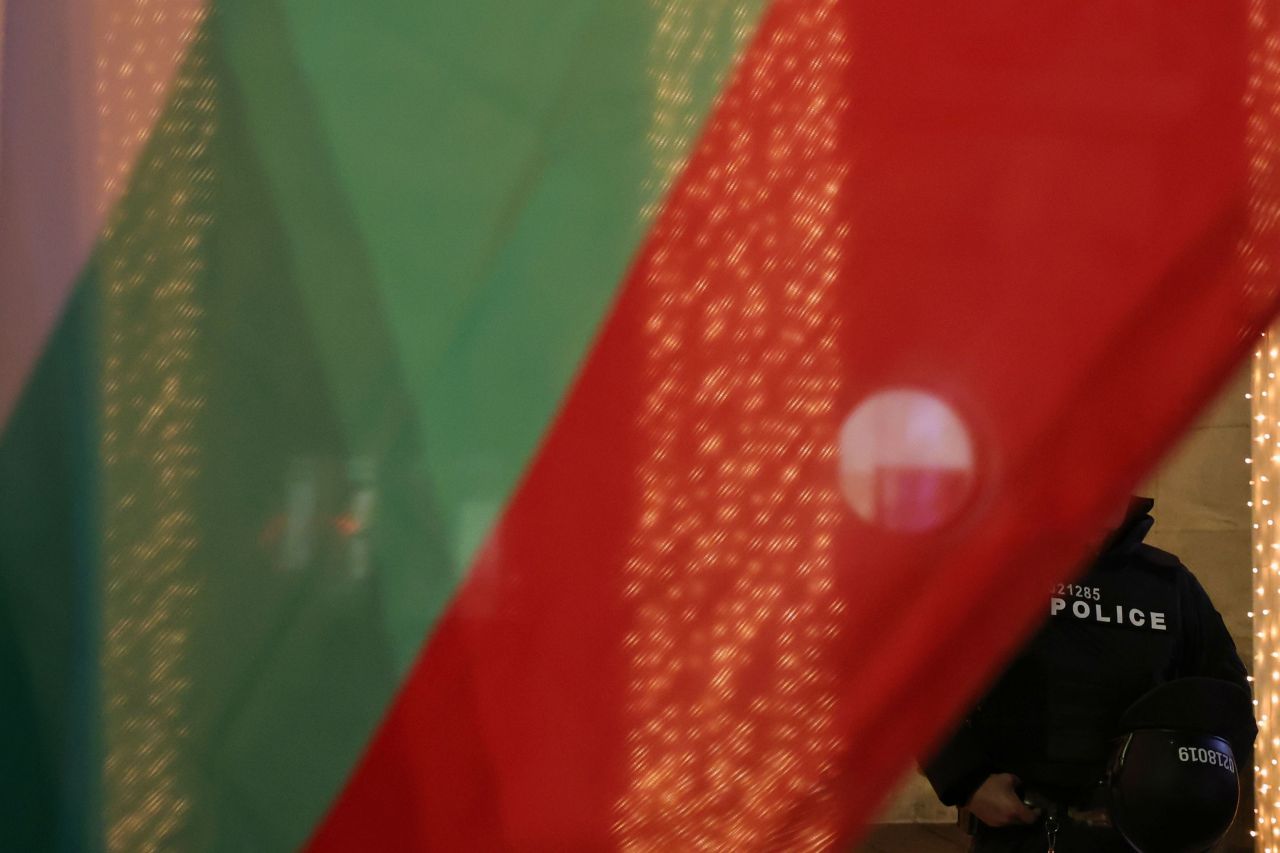 <p>На площада пред сградата на Община Бургас се провежда протест под надслов: &bdquo;Оставка! Вън Пеевски и Борисов от властта&ldquo;.</p>