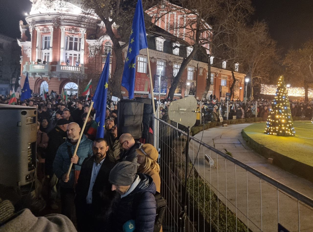 Варна (10 декември 2025) С протестно шествие в центъра на града варненци искат оставката на управляващите