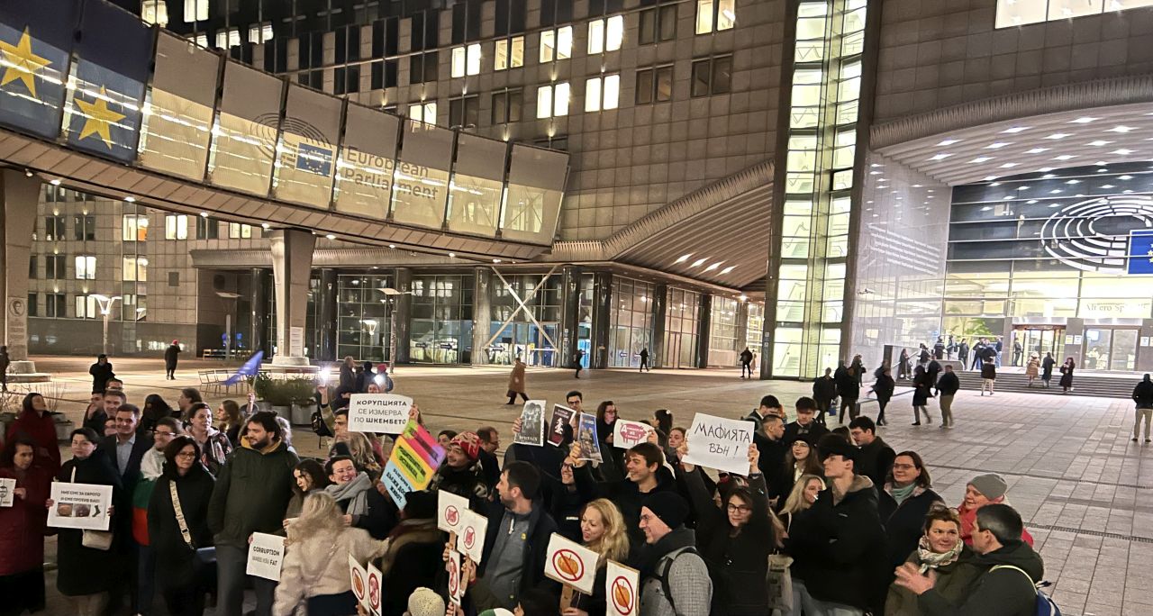 <p>Българи се събраха пред ЕП в Брюксел на протест срещу корупцията у нас</p>