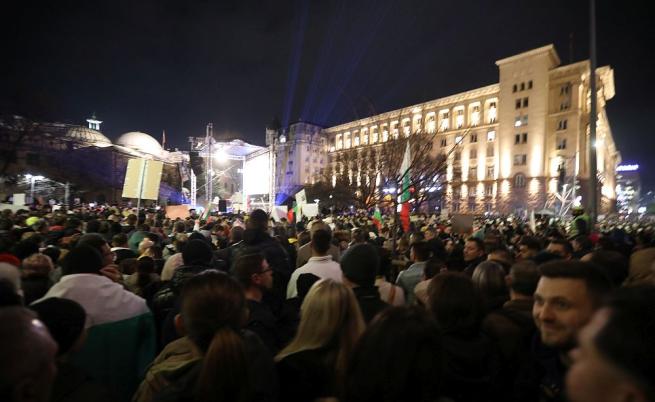 Първи политически реакции след масовите демонстрации в страната