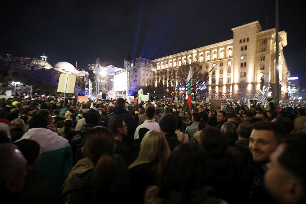 Първи политически реакции след масовите демонстрации в страната