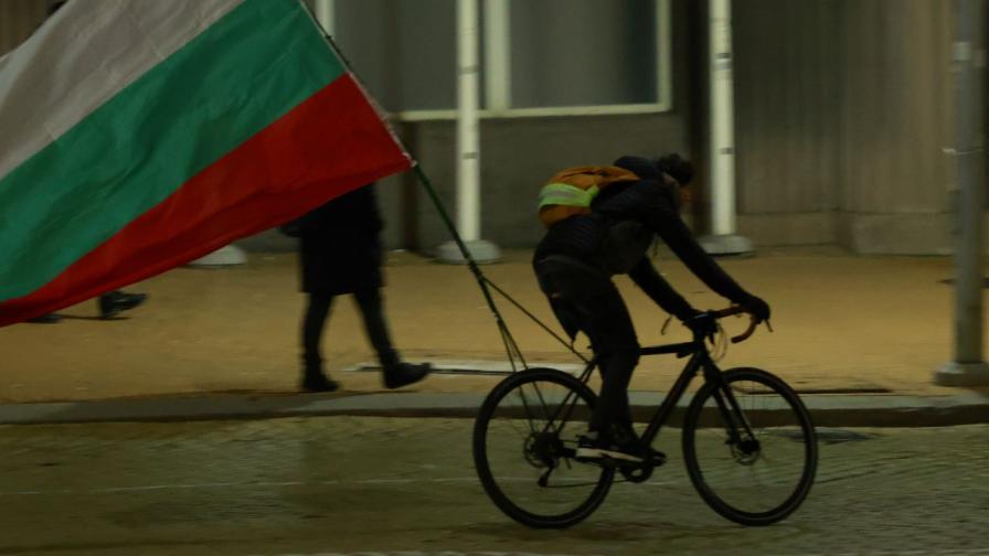 Хора с маски стигнаха до централата на "ДПС - Ново начало" в София