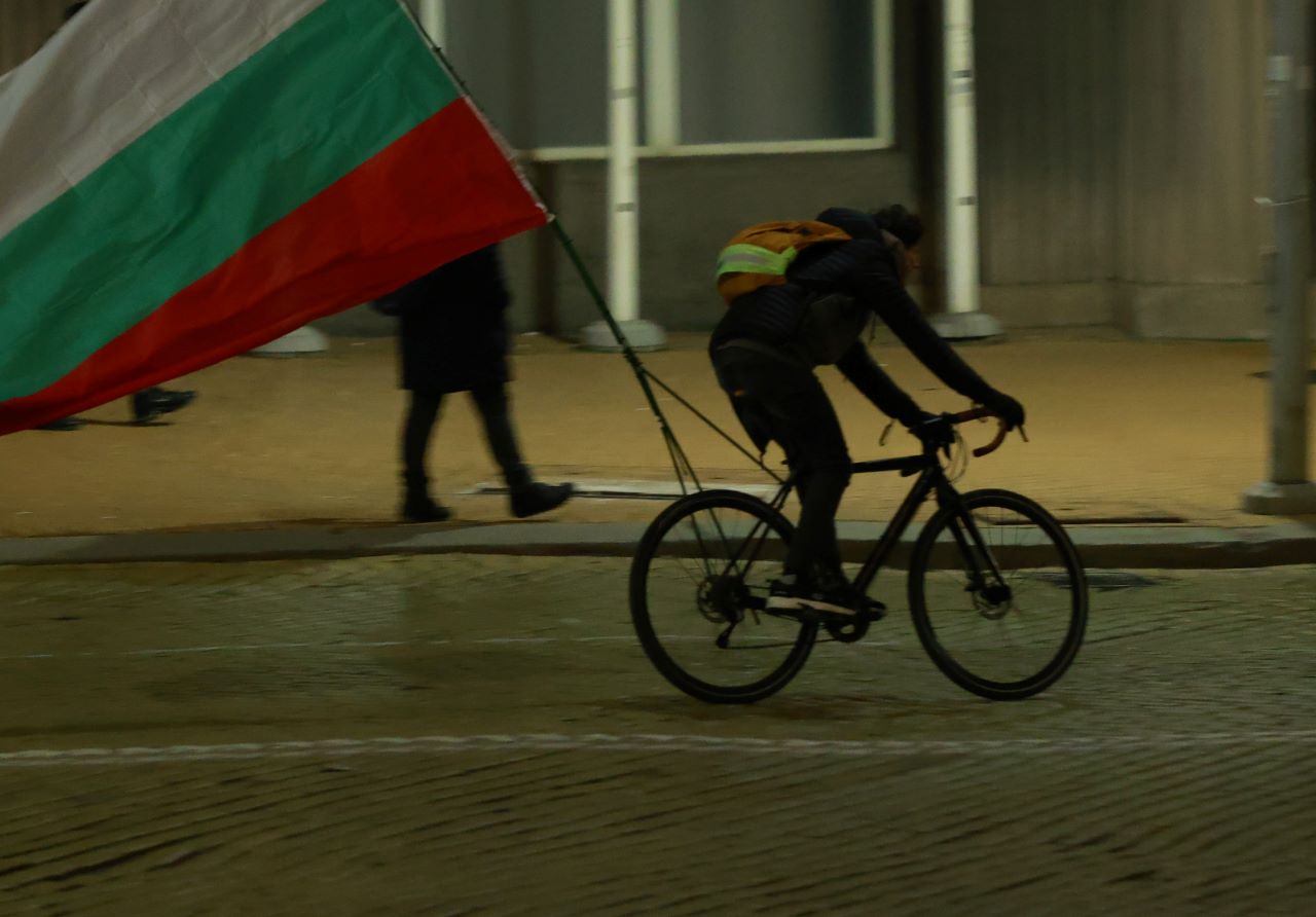 Хора с маски стигнаха до централата на "ДПС - Ново начало" в София