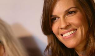 Хилари Суонк се скара на майка с нелечимо болни деца