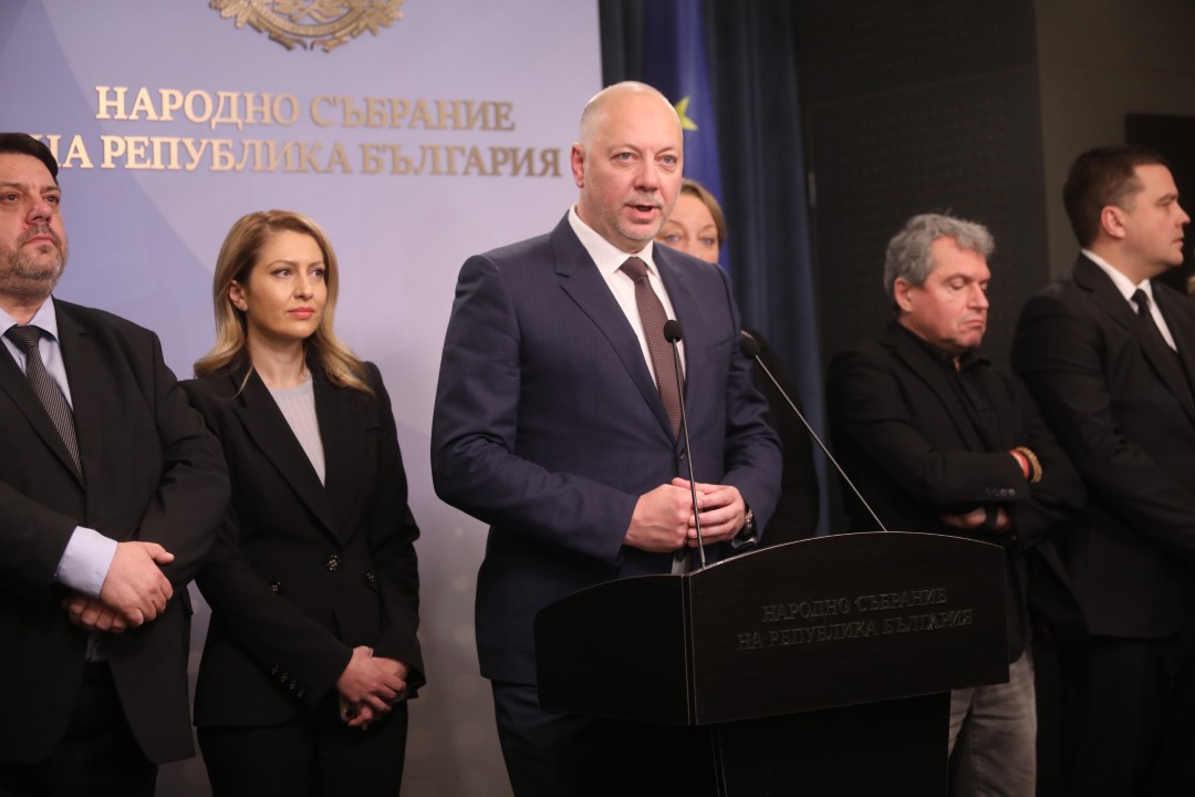 <p>Министър-председателят Росен Желязков излезе с извънредно изявление пред журналисти в НС. Министър-председателят обяви, че правителството подава оставка. "Уведомявам ви, че правителството подава оставка", каза премиерът Росен Желязков.</p>