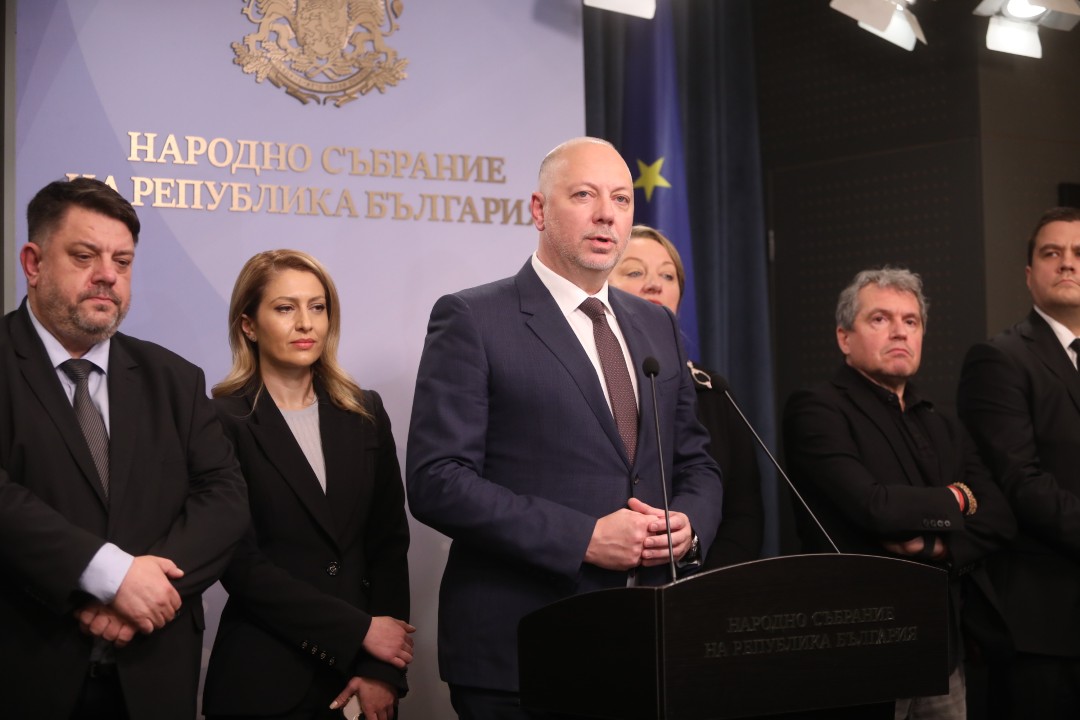 <p>Министър-председателят Росен Желязков излезе с извънредно изявление пред журналисти в НС. Министър-председателят обяви, че правителството подава оставка. "Уведомявам ви, че правителството подава оставка", каза премиерът Росен Желязков.</p>