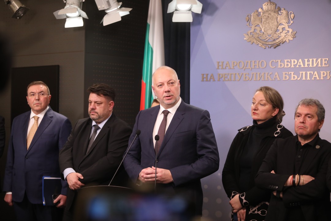 <p>Министър-председателят Росен Желязков излезе с извънредно изявление пред журналисти в НС. Министър-председателят обяви, че правителството подава оставка. "Уведомявам ви, че правителството подава оставка", каза премиерът Росен Желязков.</p>