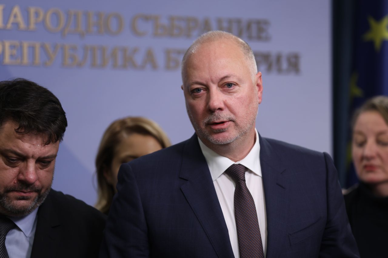 <p>Министър-председателят Росен Желязков излезе с извънредно изявление пред журналисти в НС. Министър-председателят обяви, че правителството подава оставка. "Уведомявам ви, че правителството подава оставка", каза премиерът Росен Желязков.</p>