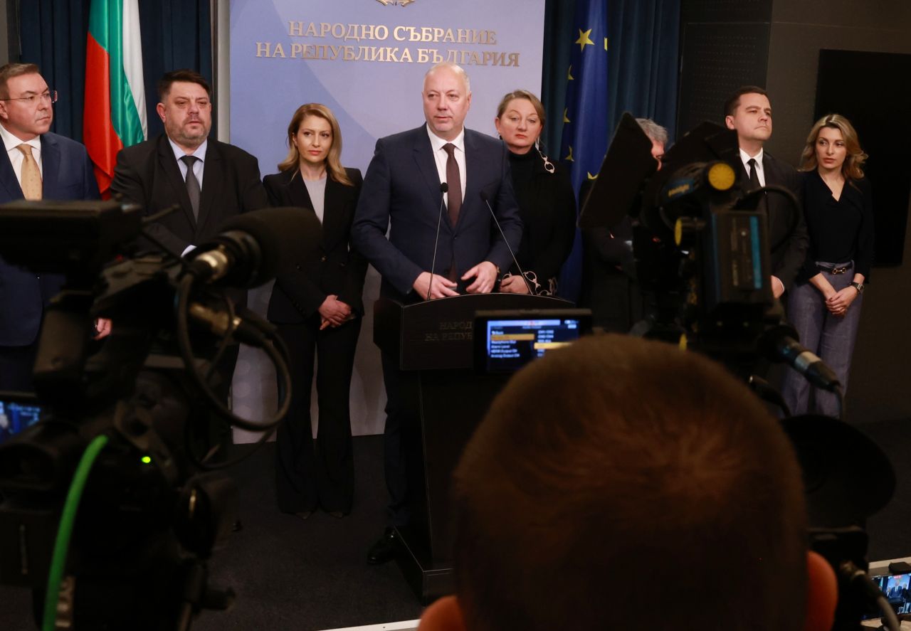 <p>Министър-председателят Росен Желязков излезе с извънредно изявление пред журналисти в НС. Министър-председателят обяви, че правителството подава оставка. "Уведомявам ви, че правителството подава оставка", каза премиерът Росен Желязков.</p>