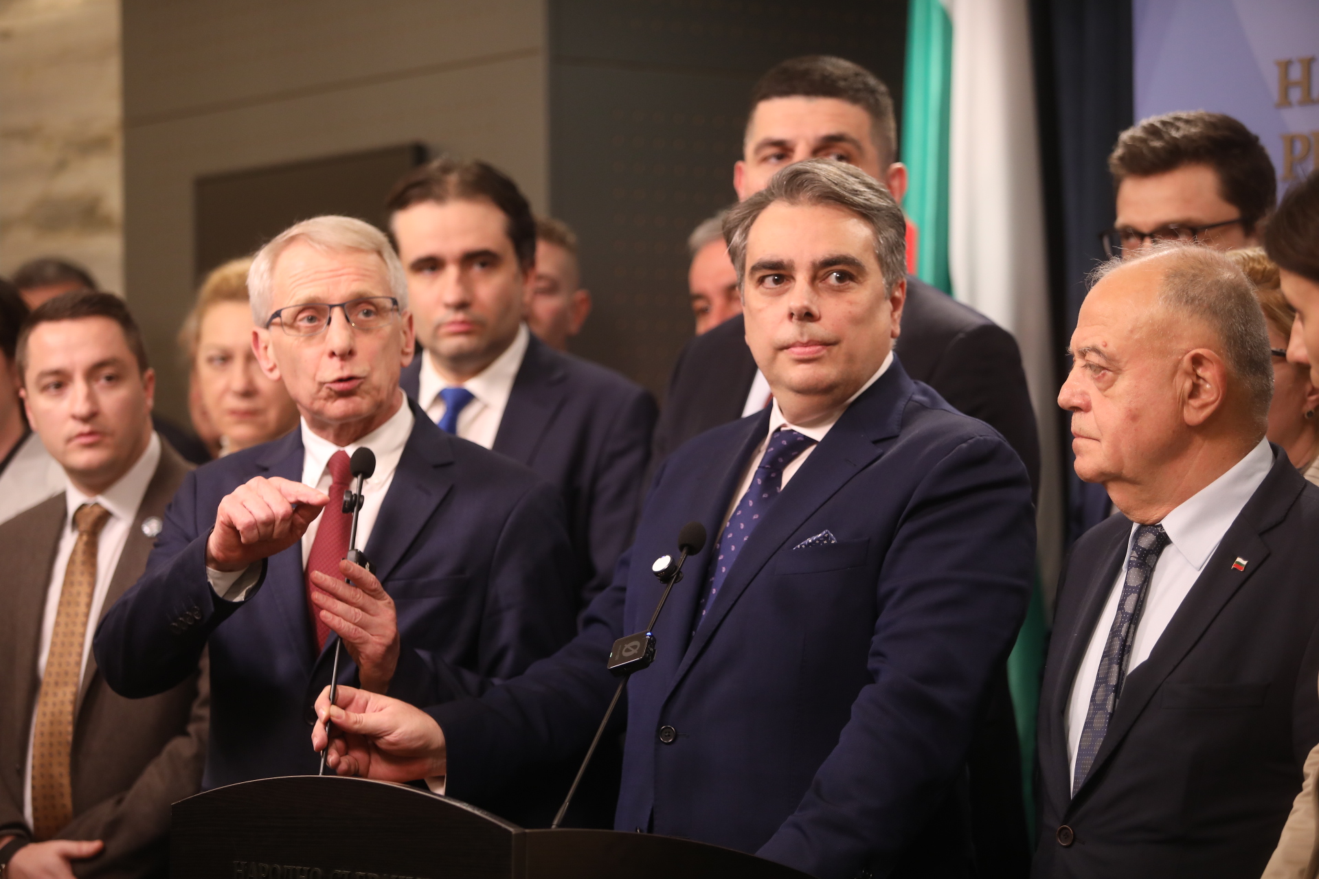 <p>След оставката на кабинета "Желязков" в Народното събрание коалицията "Продължаваме Промяната - Демократична България" (ПП-ДБ) даде брифинг. От формацията заявиха, че това решение отваря път към нов вот.</p>