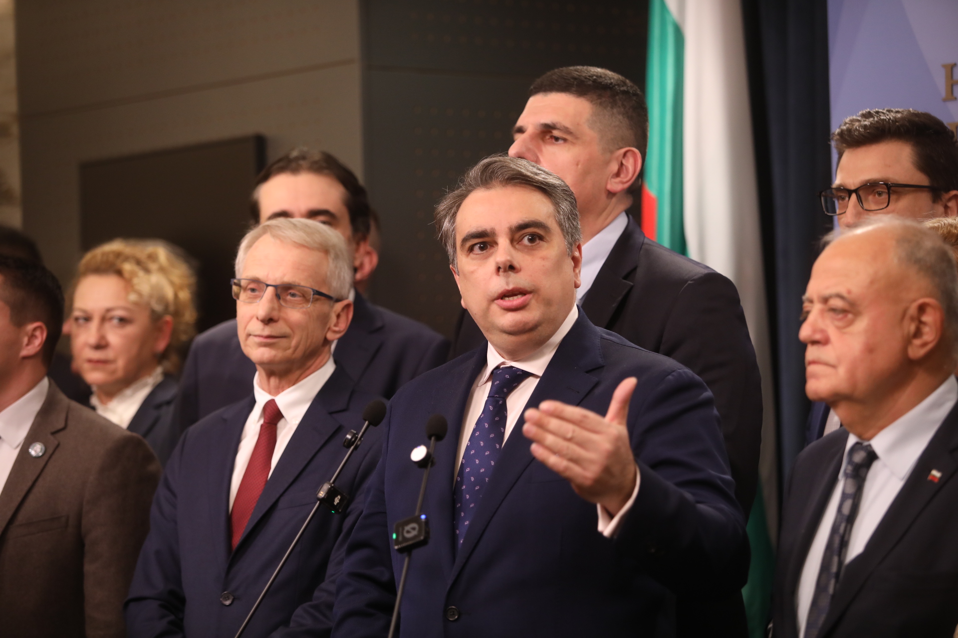 <p>След оставката на кабинета &quot;Желязков&quot; в Народното събрание коалицията &quot;Продължаваме Промяната - Демократична България&quot; (ПП-ДБ) даде брифинг. От формацията заявиха, че това решение отваря път към нов вот.</p>