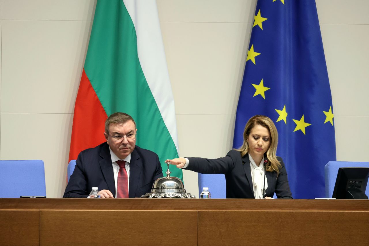 <p>Оставката в кадър: Финалът на кабинета &quot;Желязков&quot; в снимки</p>