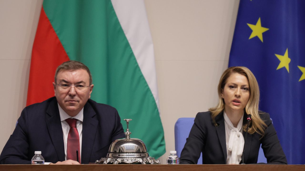 <p>Оставката в кадър: Финалът на кабинета &quot;Желязков&quot; в снимки</p>