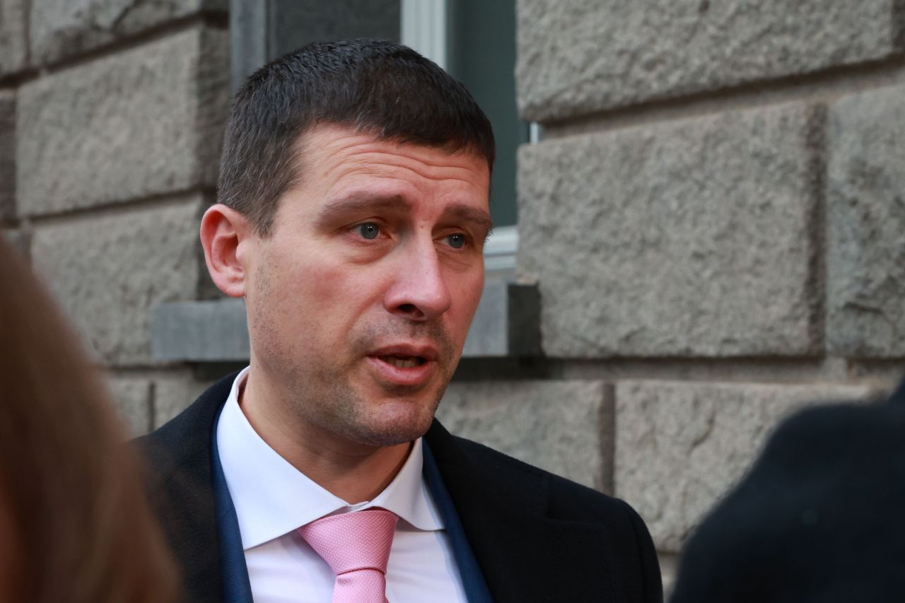 <p>КНСБ и КТ &bdquo;Подкрепа&ldquo; излязоха на акция пред НС, докато в сградата се гласува оставката на кабинета &quot;Желязков&quot;, заради въпроси какво ще се случи с бюджета, увеличенията на парите за майчинство и парите на работещите хора</p>