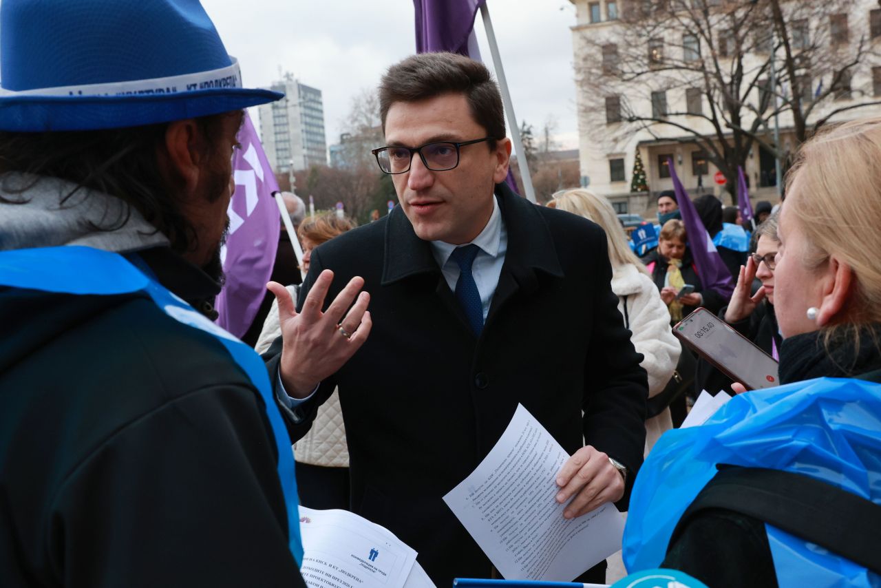 <p>КНСБ и КТ &bdquo;Подкрепа&ldquo; излязоха на акция пред НС, докато в сградата се гласува оставката на кабинета &quot;Желязков&quot;, заради въпроси какво ще се случи с бюджета, увеличенията на парите за майчинство и парите на работещите хора</p>