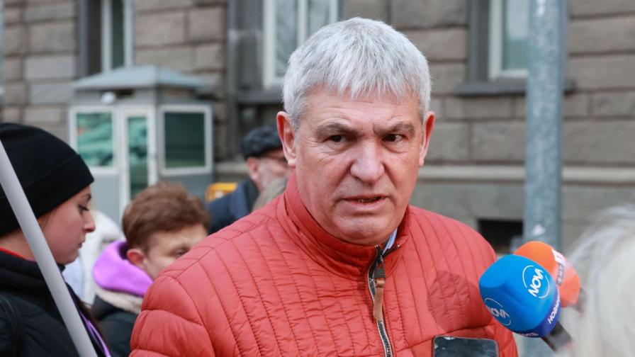 Синдикатите се събраха на акция пред НС за...