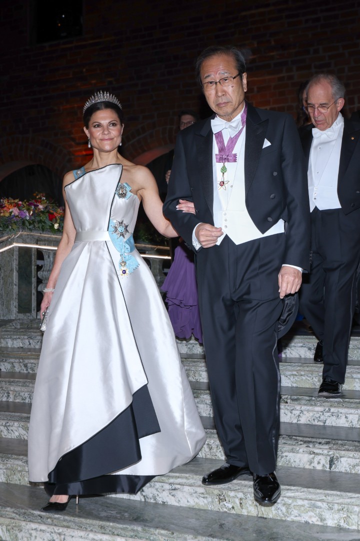 <p>Принцеса Виктория винаги е била спортен ентусиаст. Смята се, че тренира пет пъти седмично, като не се ограничава само със силови упражнения &ndash; тя бяга, плува, играе голф и язди. Освен това има най-добрия фитнес експерт до себе си: принц Даниел, съпругът ѝ, е бивш личен треньор и собственик на верига фитнес зали.</p>