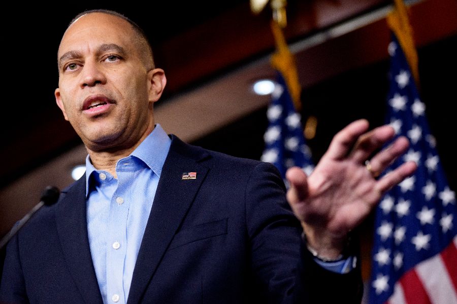 <p>Лидерът на малцинството в Камарата на представителите на САЩ, Хаким Джефрис (демократ от Ню Йорк), напуска пресконференция на Капитолийския хълм на 12 декември 2025 г. във Вашингтон, окръг Колумбия. Джефрис отговаряше на въпроси относно публикуването на нови фотографии от имуществото на осъдения за сексуални престъпления Джефри Епстийн от демократите в Комисията по надзор на Камарата на представителите.</p>