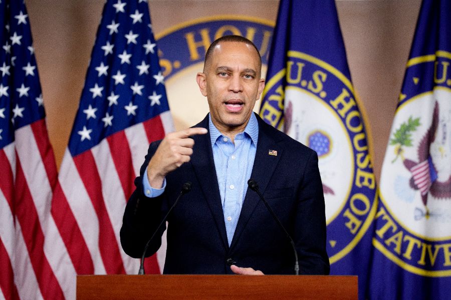 <p>Лидерът на малцинството в Камарата на представителите на САЩ, Хаким Джефрис (демократ от Ню Йорк), напуска пресконференция на Капитолийския хълм на 12 декември 2025 г. във Вашингтон, окръг Колумбия. Джефрис отговаряше на въпроси относно публикуването на нови фотографии от имуществото на осъдения за сексуални престъпления Джефри Епстийн от демократите в Комисията по надзор на Камарата на представителите.</p>