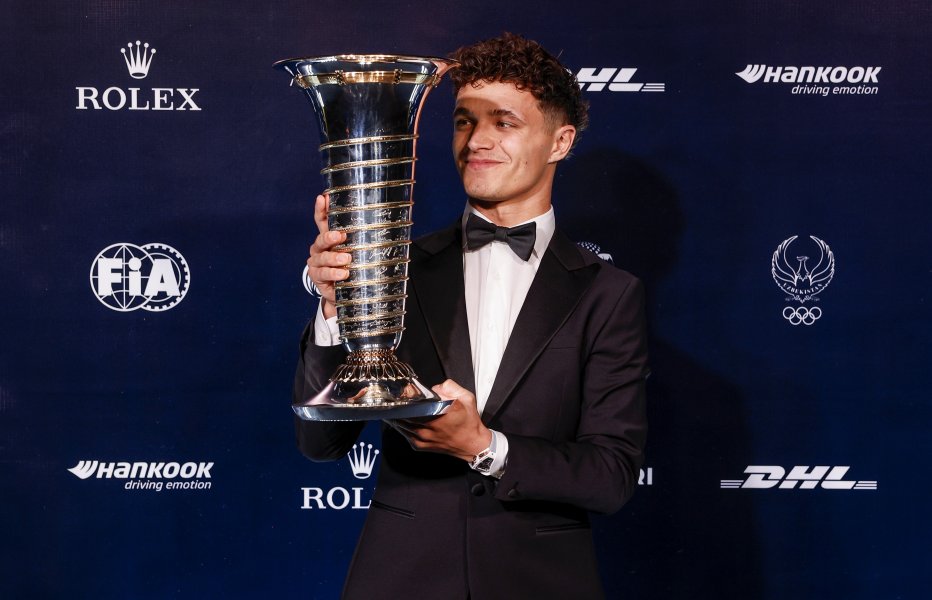 Ландо Норис с трофея във Формула 11