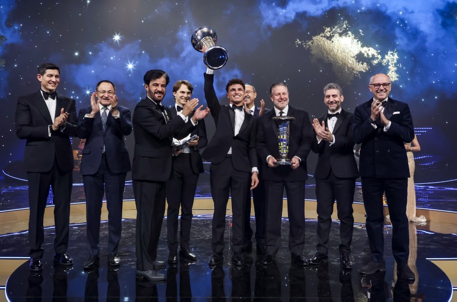 Ландо Норис с трофея във Формула 11