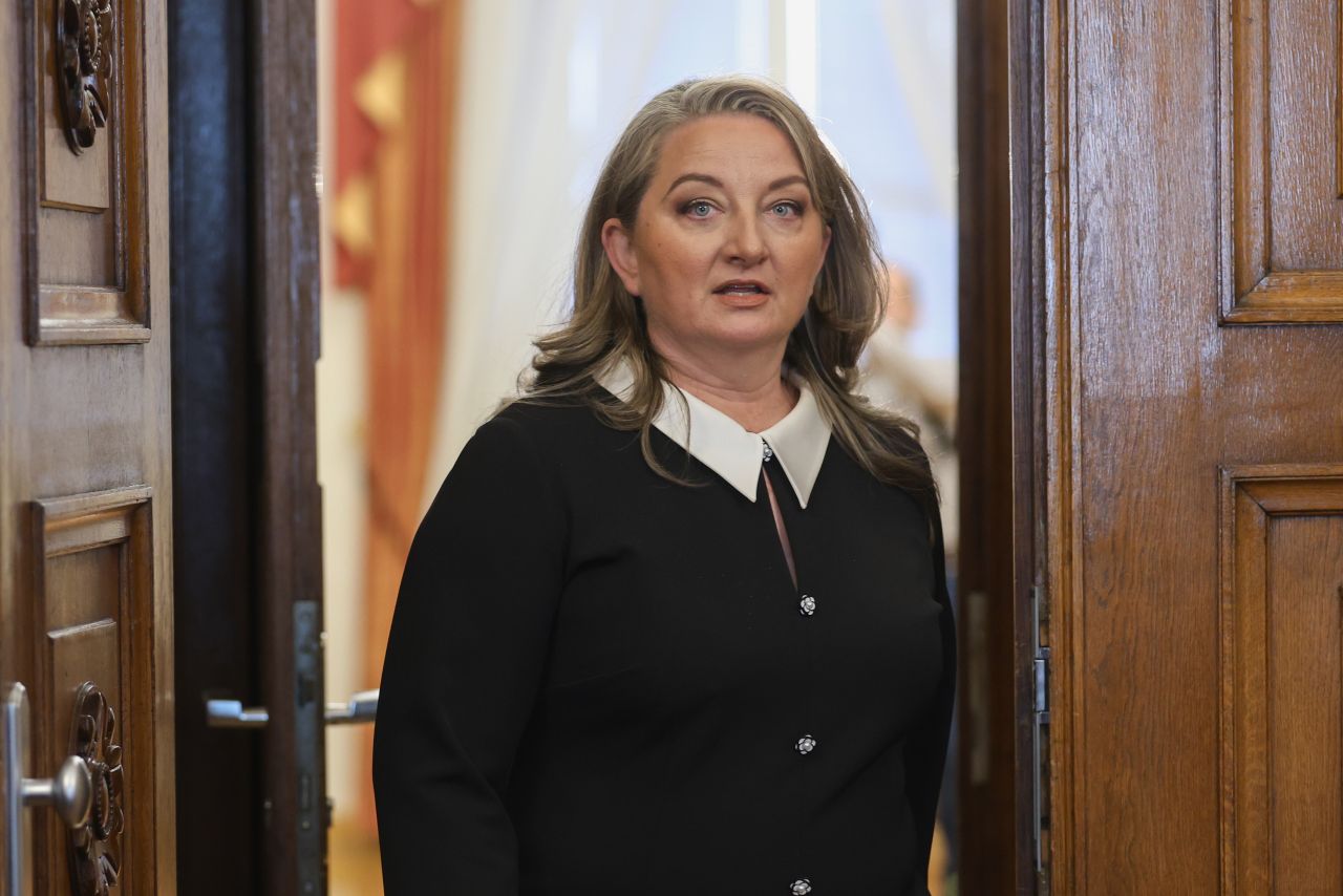 <p>Деница Сачева от ГЕРБ пристигна сама при Румен Радев за консултации</p>