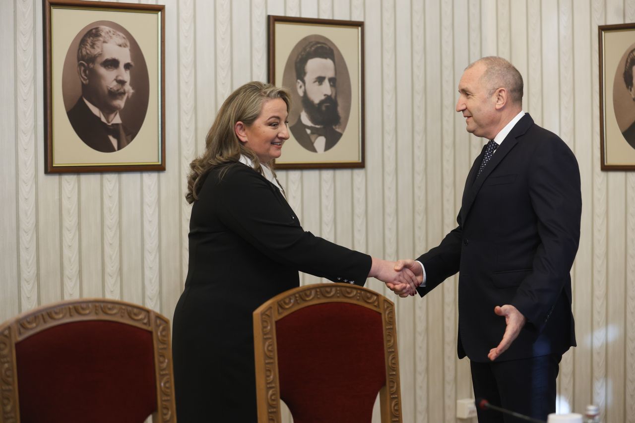 <p>Деница Сачева от ГЕРБ пристигна сама при Румен Радев за консултации</p>