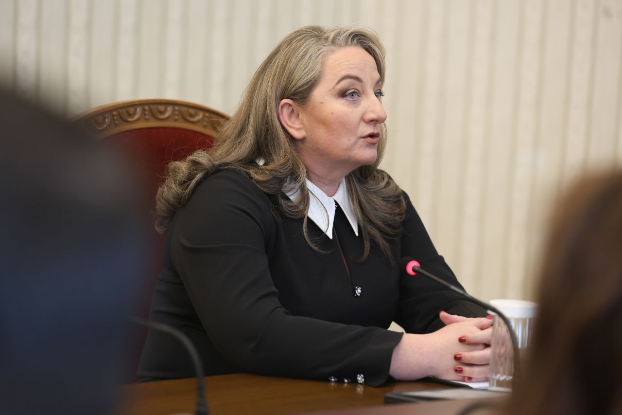 <p>Деница Сачева от ГЕРБ пристигна сама при Румен Радев за консултации</p>