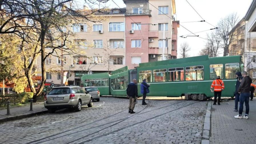 Трамвай дерайлира на площад „Журналист“ в София