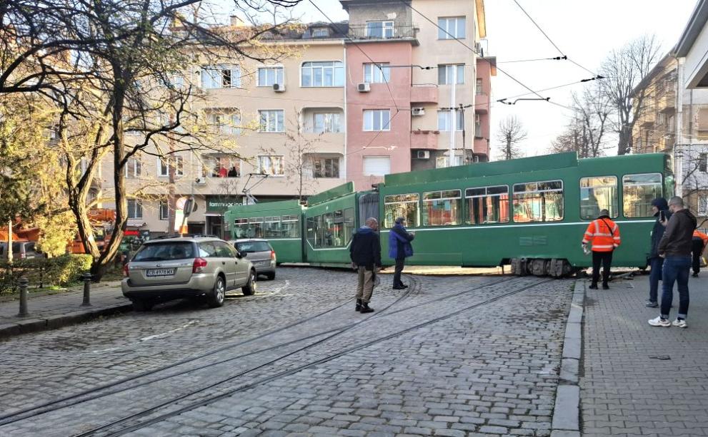 Трамвай дерайлира на площад „Журналист“ в София