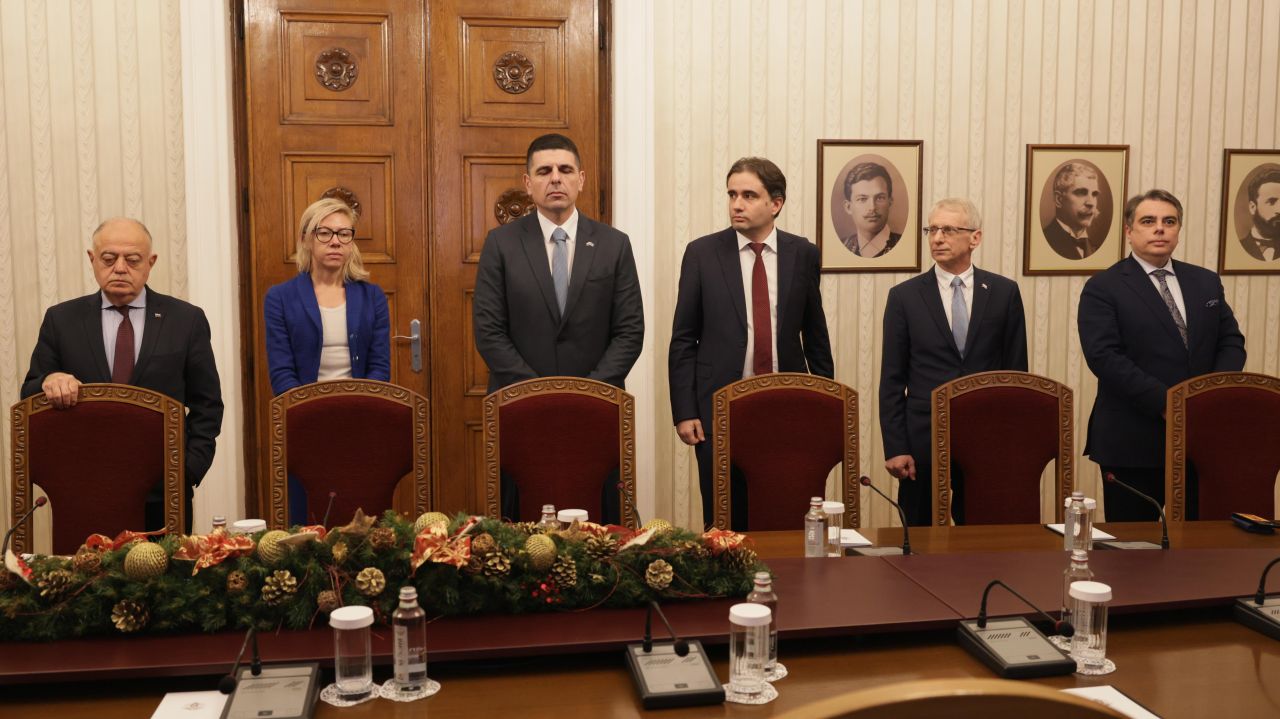 <p>Представители на ПП-ДБ пристигнаха на "Дондуков" 2 за консултации с президента</p>