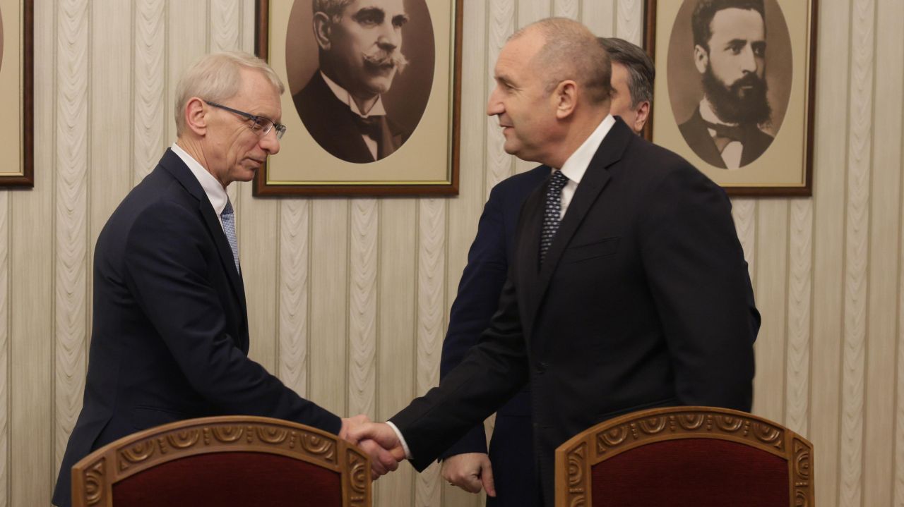 <p>Представители на ПП-ДБ пристигнаха на "Дондуков" 2 за консултации с президента</p>