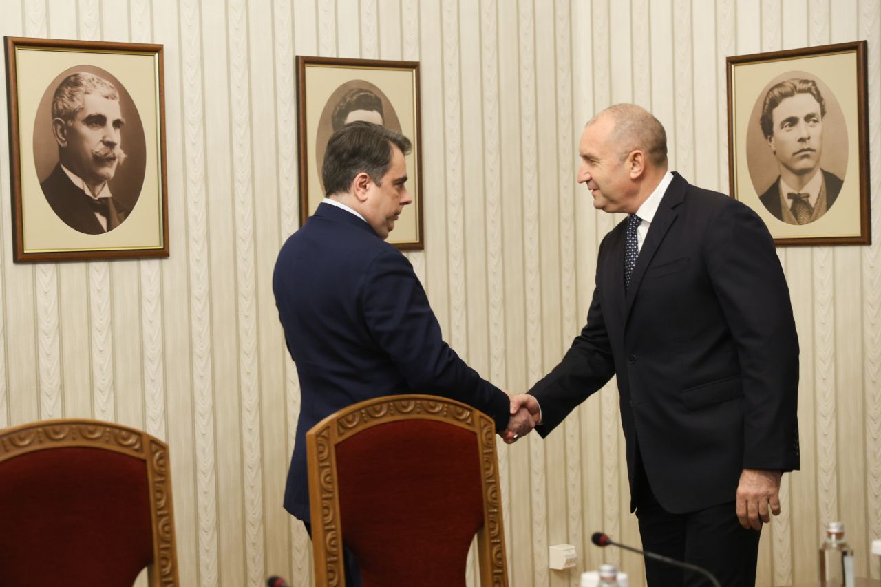 <p>Представители на ПП-ДБ пристигнаха на "Дондуков" 2 за консултации с президента</p>