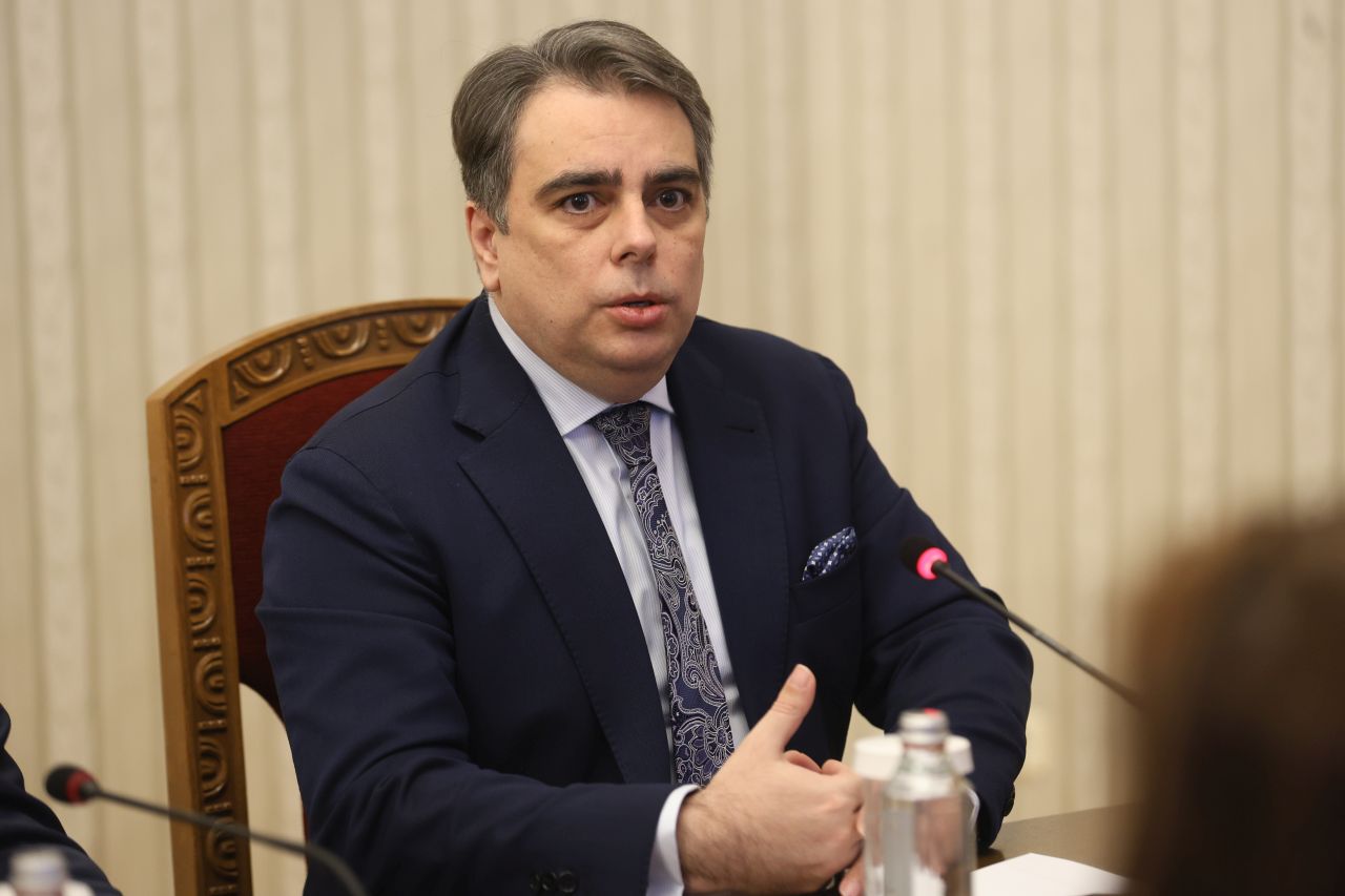 <p>Представители на ПП-ДБ пристигнаха на "Дондуков" 2 за консултации с президента</p>