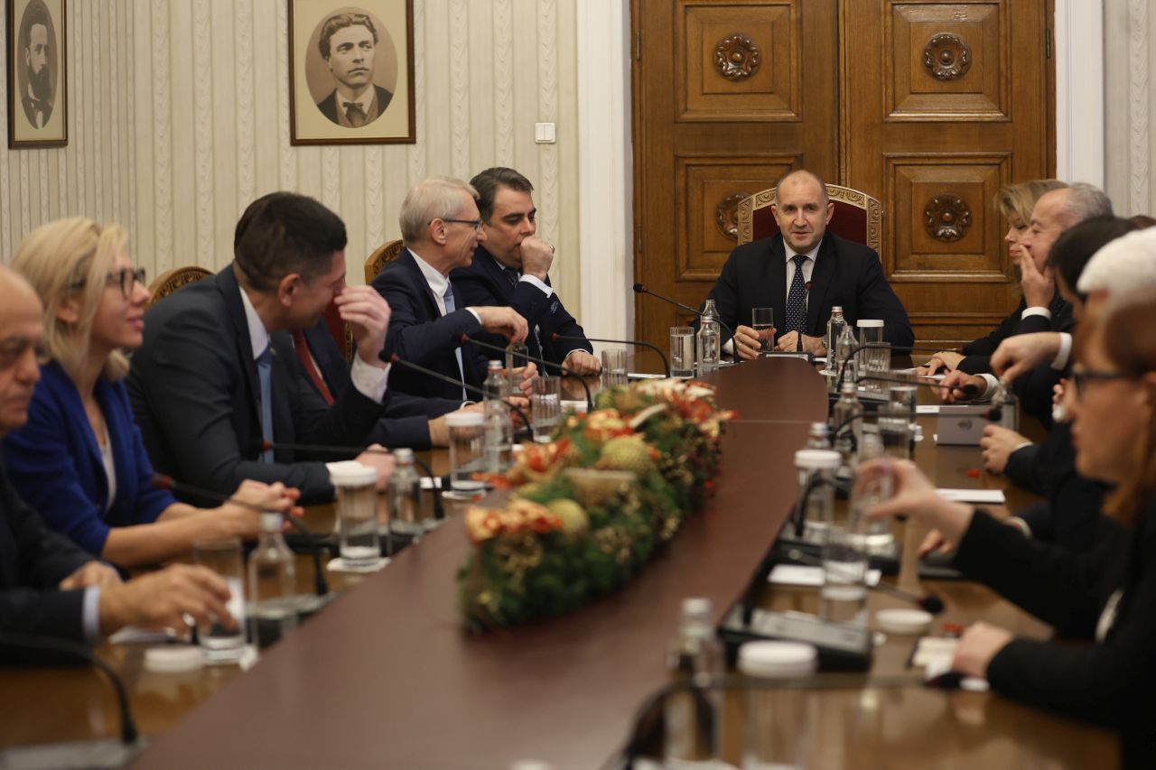 <p>Представители на ПП-ДБ пристигнаха на "Дондуков" 2 за консултации с президента</p>