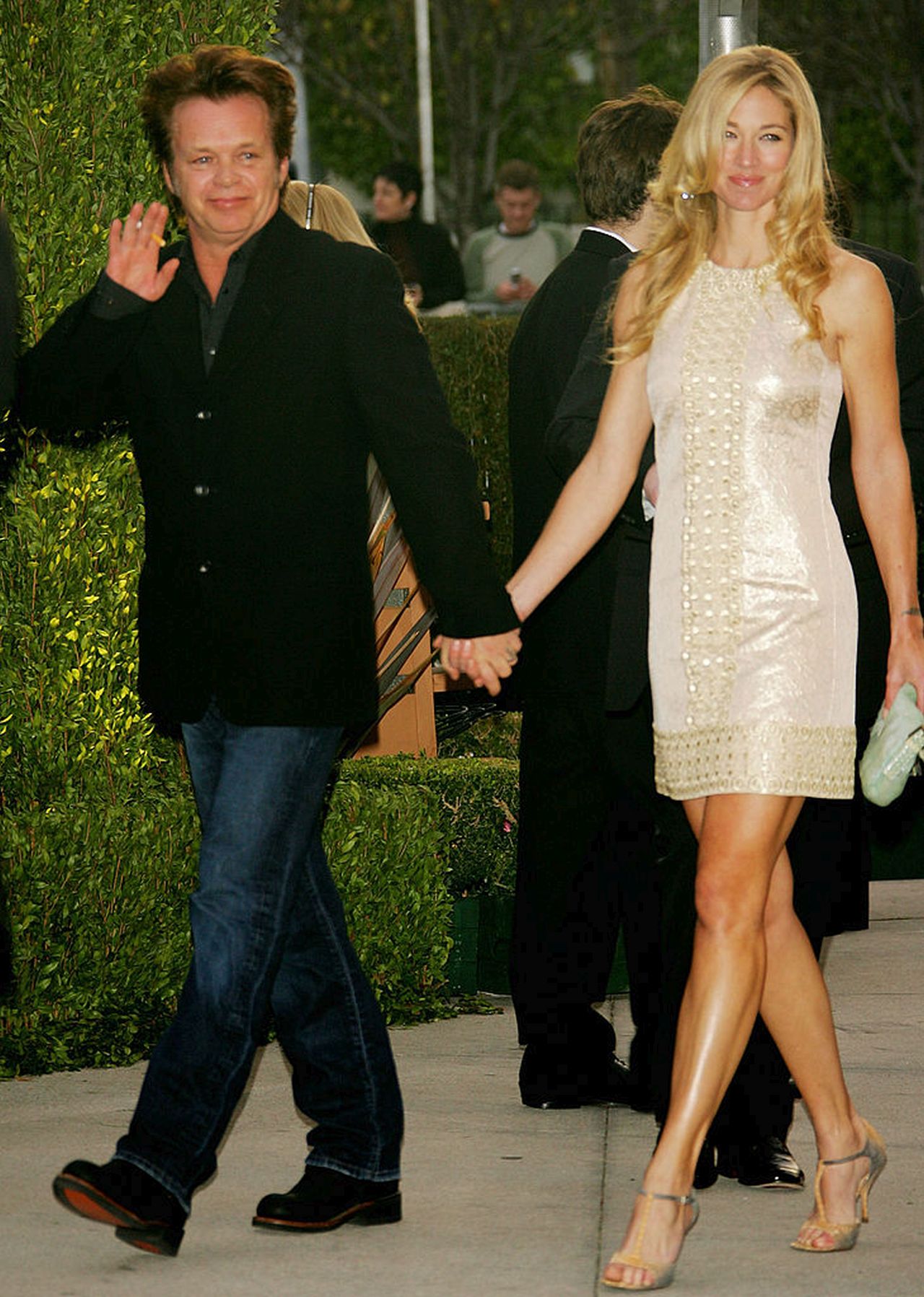 <p><strong>Джон Меленкамп и Илейн Ъруин</strong></p>

<p>Джон Меленкамп се запознава с модела Илейн Ъруин, когато тя се появява на обложка на негов албум и в музикалния видеоклип към &bdquo;Get a Leg Up&ldquo; в началото на 90-те години. Те се женят през 1992 г. и имат двама сина &ndash; Хъд и Спек. След близо 20 години заедно двойката се развежда през 2011 г., но бракът им остава сред най-разпознаваемите американски рок любовни истории.</p>