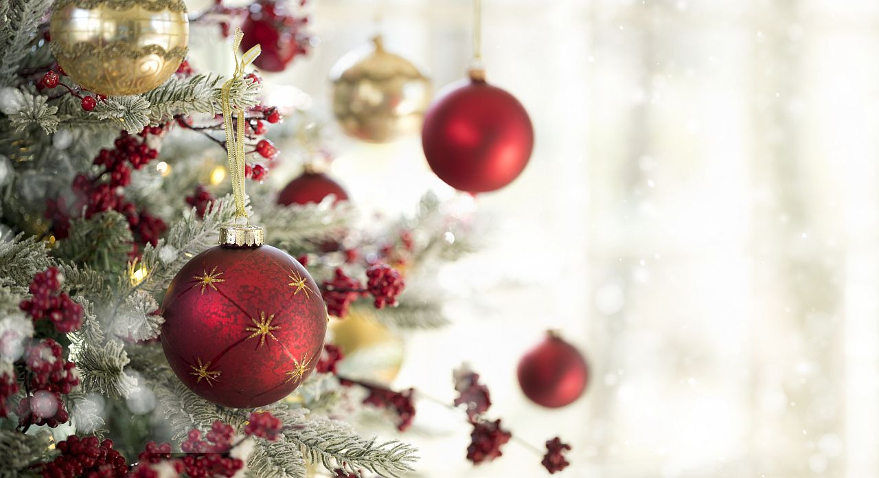 <p>Ярки цветове: червено, бордо, злато, изумрудено.</p>