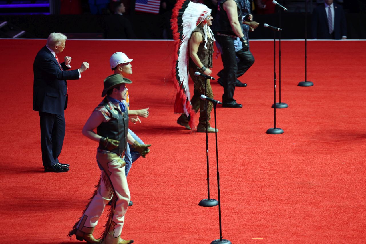 <p><strong>ЯНУАРИ</strong> Новоизбраният президент Доналд Тръмп танцува на сцената, докато Village People изпълняват &bdquo;YMCA&ldquo; по време на неговия митинг по повод изборната победа</p>