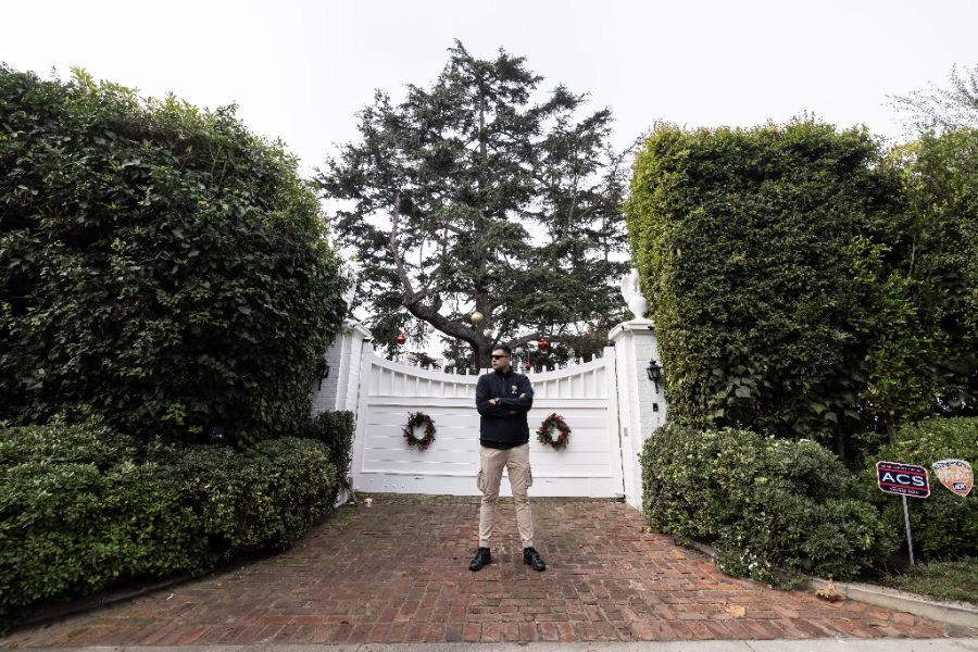 <p>Медии и полиция пред резиденцията на Роб Райнър в Лос Анджелис.</p>